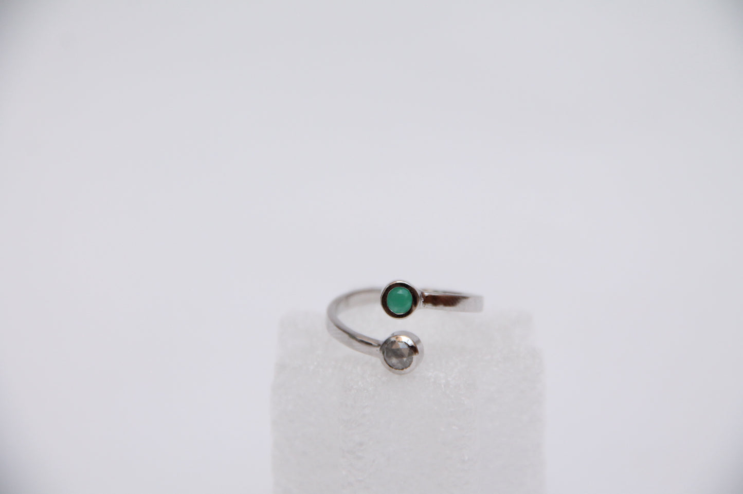 Anillo Diamante Gris con Esmeralda