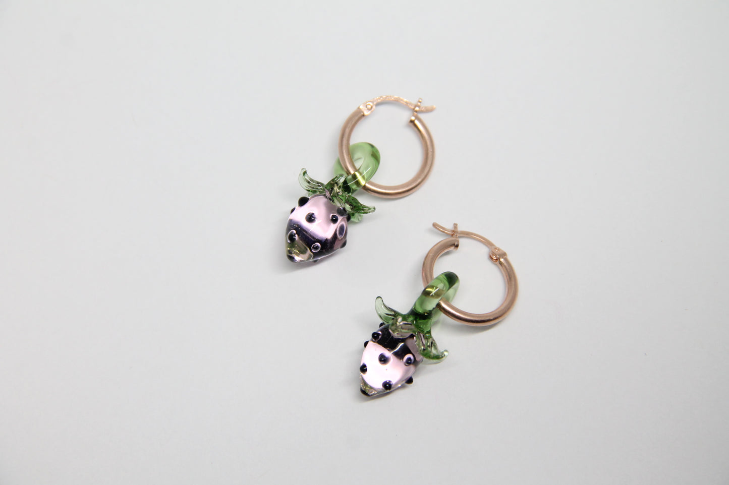 Aretes Mini Strawberry Bite Plata