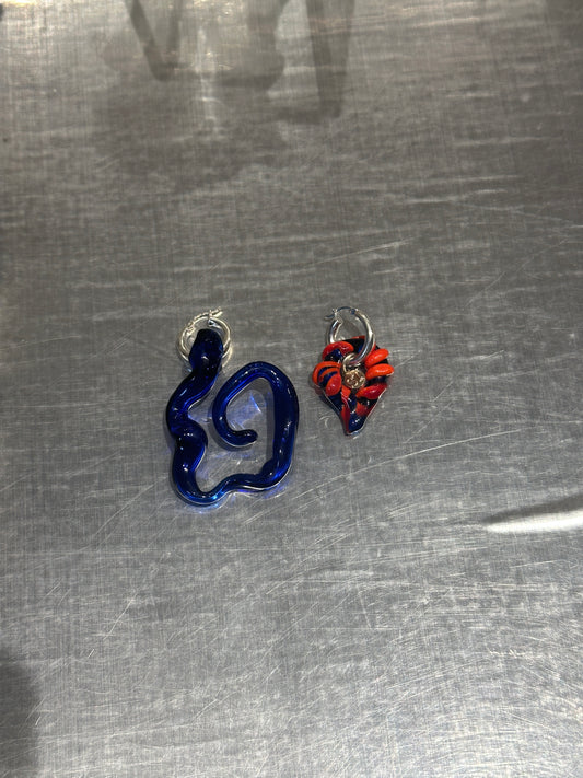 Arracadas chicas de plata con piedra azul cristal de murano