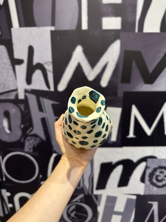 Florero pequeño de puntos